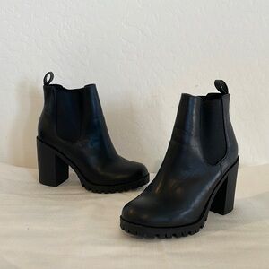 SODA CHELSEA BLACK HEELED BOOTS SIZE 6.5